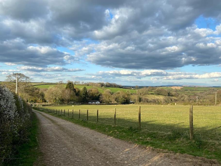 Secluded Luxury Pod With Hot Tub * Launceston